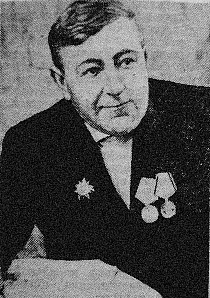 На фото: Левко Григорий Сильвестрович.  
В 1916-м был призван в армию. В период революционных волнений перешел на сторону большевиков, участвовал в боях за советскую власть. Впоследствии вернулся домой, был сельским активистом. В 1929 году в родной деревне Черновщина был организован колхоз "Чырвоная зорка", а Григория Сильвестровича избрали его председателем. С началом Великой Отечественной войны райком партии оставил Левко для организации партизанской борьбы. Впоследствии партизанской стала вся семья Левко - сам Григорий Сильвестрович, его жена Зося, сыновья Салюта, Василий и Владимир. После освобождения района был избран председателем исполкома Березовского Совета депутатов трудящихся, затем снова возглавлял местное хозяйство...